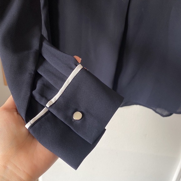 Carmen Marc Valvo - Black/Dark Navy Blue Color Button V-Neck Front Flowy Blouse - Picture 3 of 6